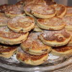Welsh-cakes topped with powdered sugar